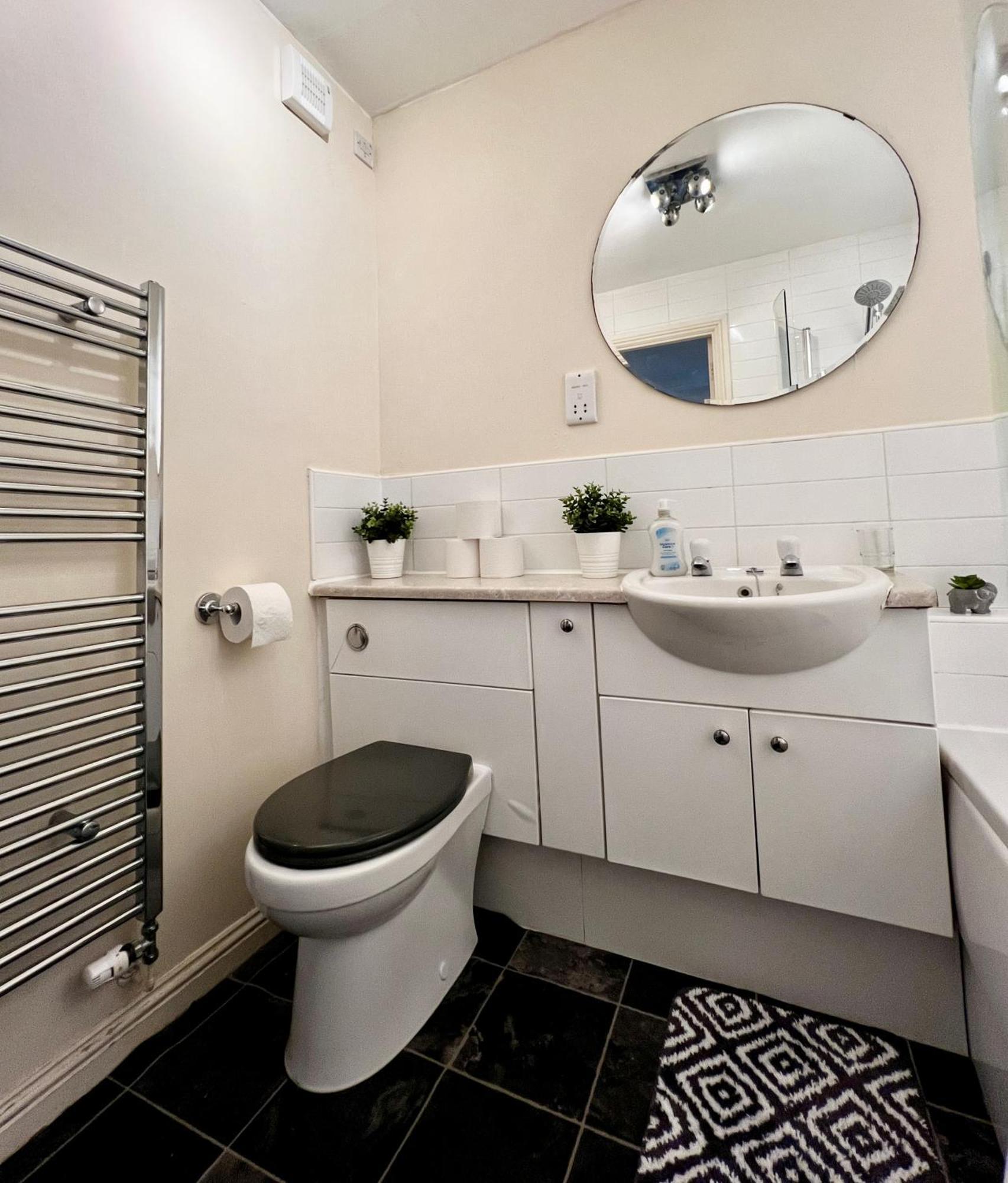 Stylish Modern Flat With Juliet Balcony & Parking Glasgow Exterior foto